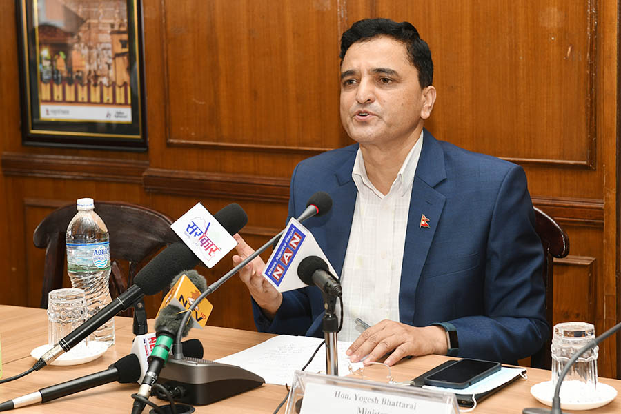 कोभिड-१९ बाट सिर्जित लकडाउनको अवधिमा मन्त्रालयद्धारा सम्पादित प्रमुख कार्यहरु सम्बन्धमा आयोजित प्रत्रकार सम्मेलनको तस्वीर-(०७७-३-१९ )
