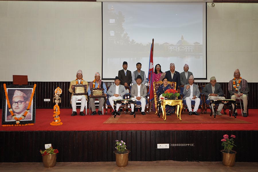 तस्वीर- पुष्पलाल राष्ट्रिय पुरस्कार  समर्पण समारोहको