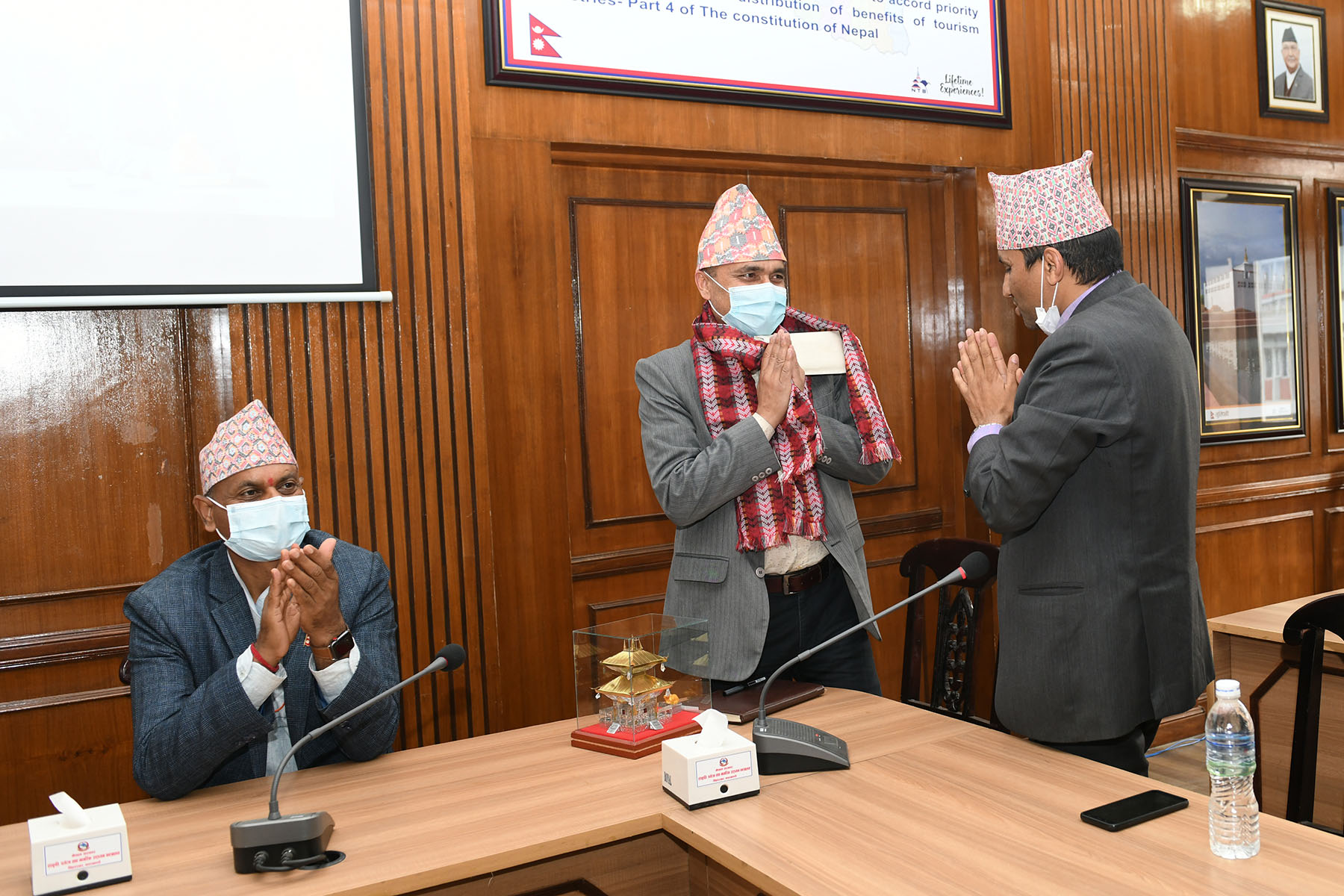 मन्त्रालयका सहसचिव श्री प्रदीप कुमार कोइरालाज्यूको सरुवा विदार्इ कायर्क्रमका तस्वीरहरु-(२०७८-०१-०३)