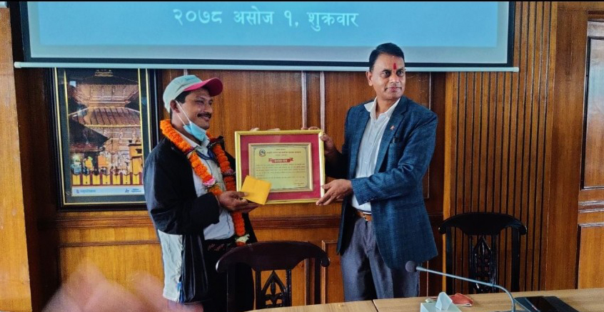 श्रीमान सचिवज्यूबाट मन्त्रालयमा कार्यरत उत्कृट कर्मचारीहरुलाइ पुरस्कार वितरण कार्यक्रमका तस्वीहरु(२०७८ असोज १)
