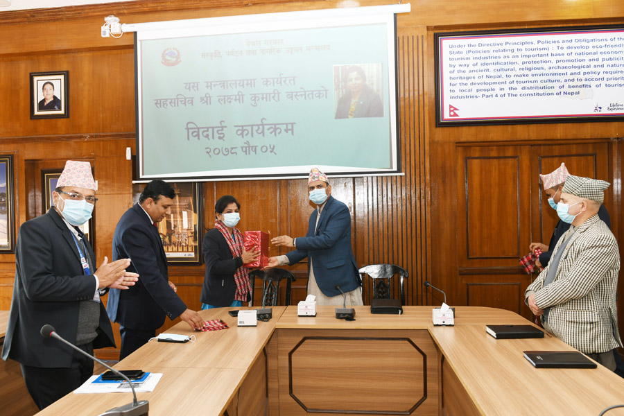 मन्त्रालयका सहसचिव श्री लक्ष्मी कुमारी बस्‍नेतज्यूको सरुवा विदार्इ कायर्क्रमका तस्वीरहरु-(२०७८-०९-०५)