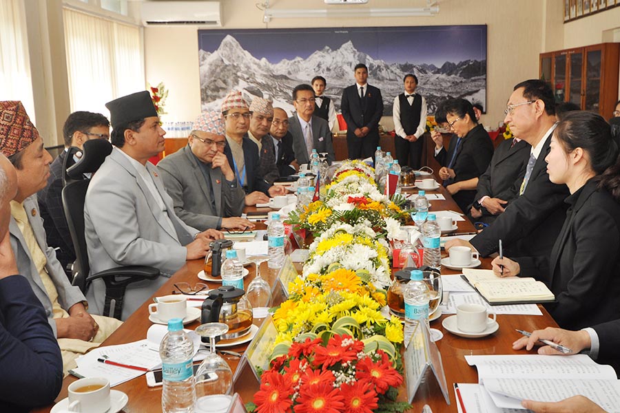जनवादी गणतन्त्र चीनका संस्कृति तथा पर्यटन मन्त्री महामहिम श्री लु‍ओ सुगाङज्यू सहितको चिनिया टोली र संस्कृति पर्यटन तथा नागरिक उड्डयन मन्त्री मा. श्री रविन्द्र अधिकारीज्यू विच भएको भेटघाट कार्यक्रममा लिइएका तस्वीरहरु